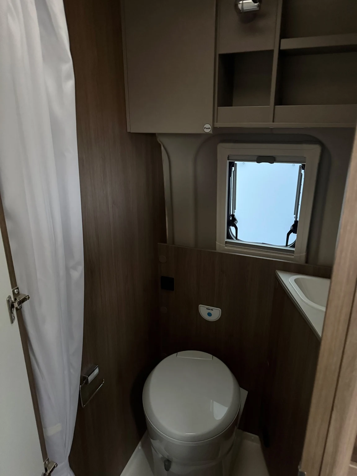 WC-istuin ja puukuosiset kalusteet auton WC-tilassa